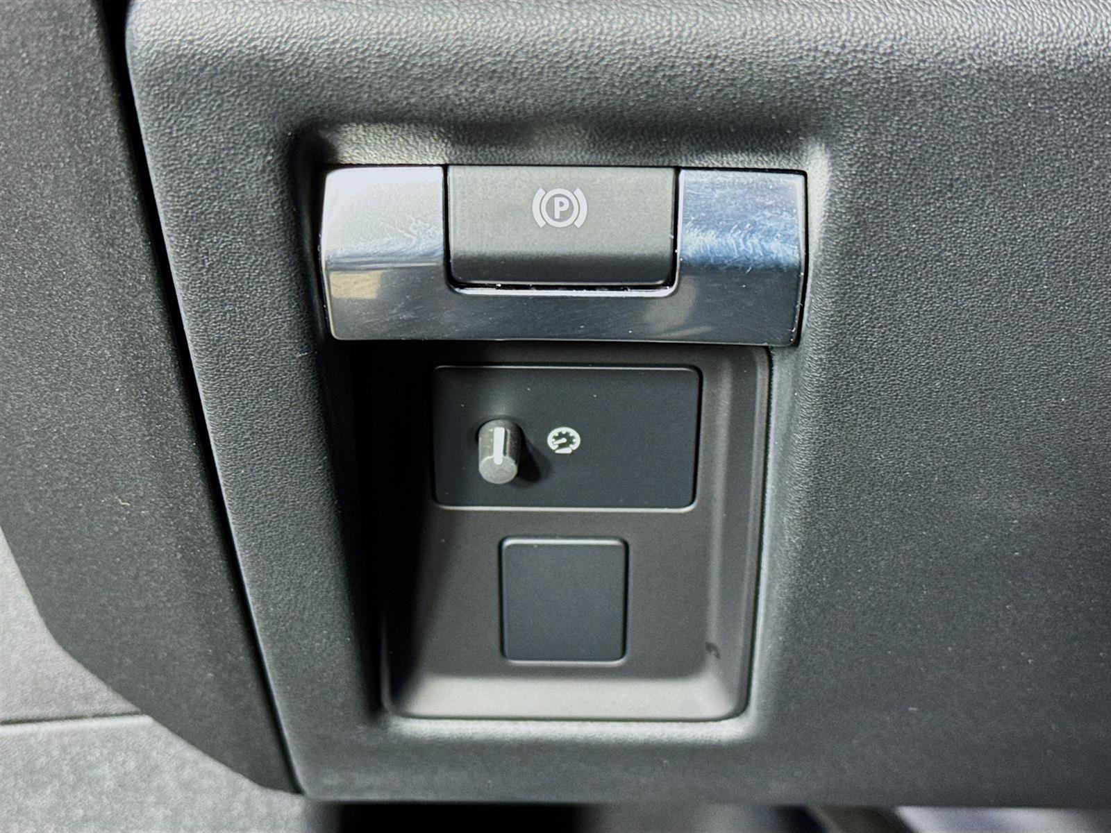 2024 Land Rover Defender 110 V8 photo 10