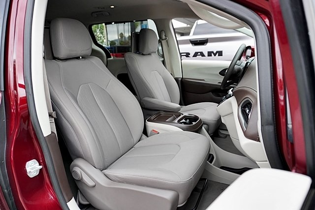 2021 Chrysler Pacifica Touring photo 11