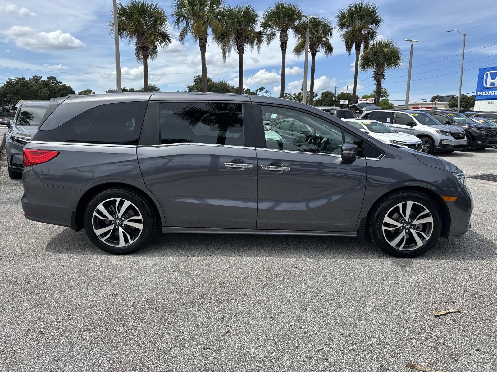 2024 Honda Odyssey Touring photo 2