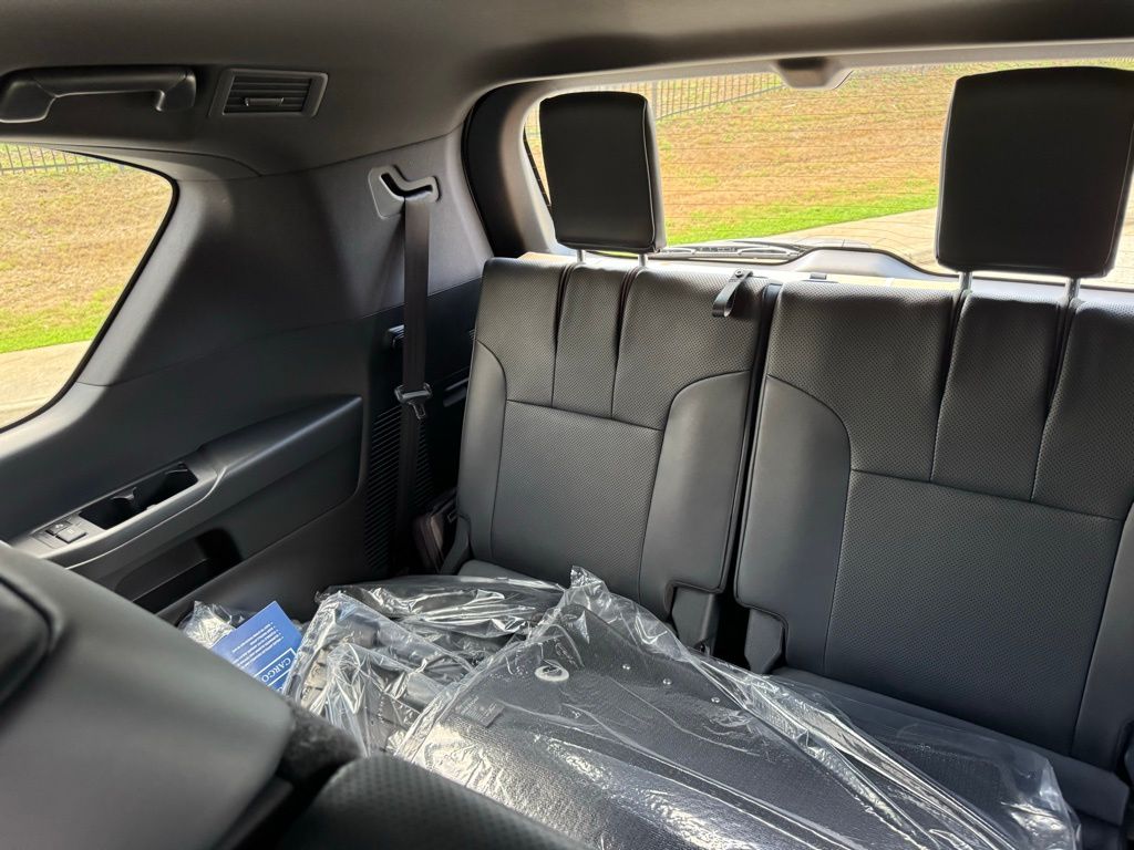2025 Lexus LX 600 Luxury photo 21