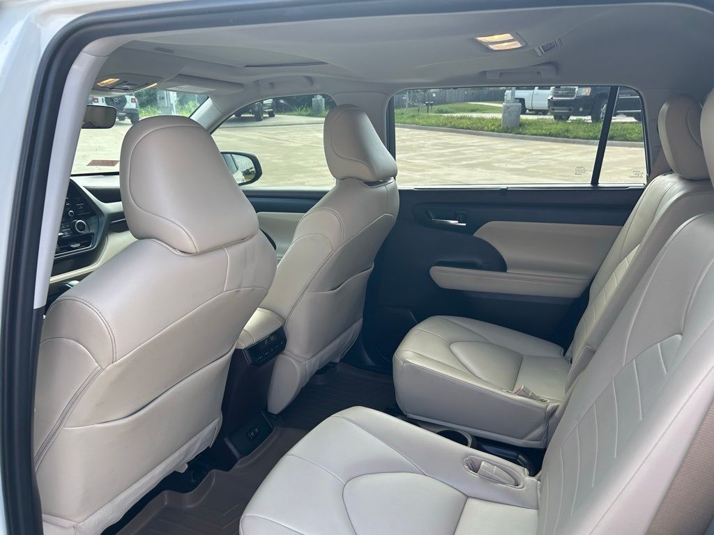 2021 Toyota Highlander XLE photo 9