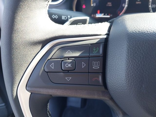 2025 Jeep Grand Cherokee Limited photo 3