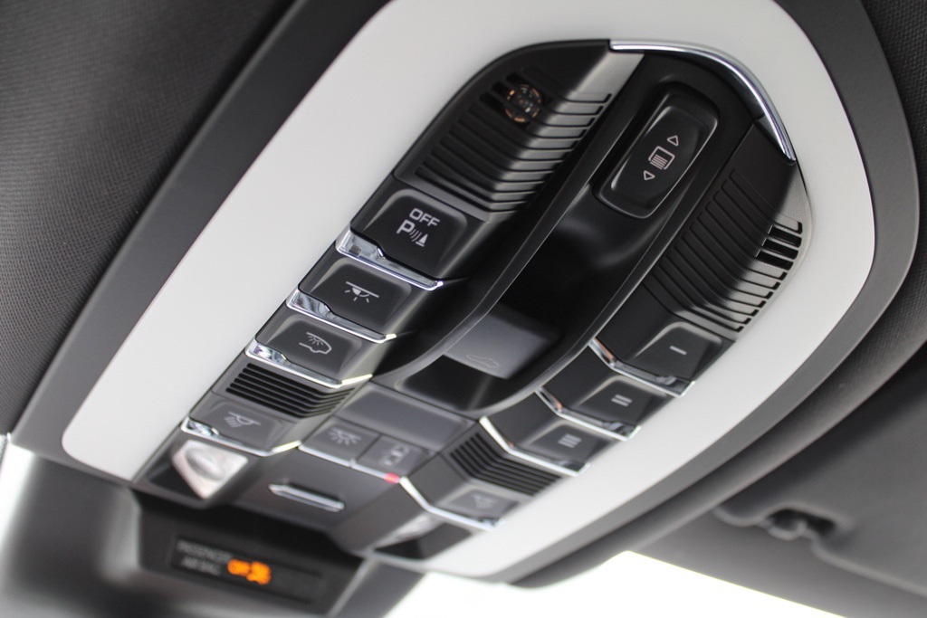 2025 Porsche Macan Base photo 26