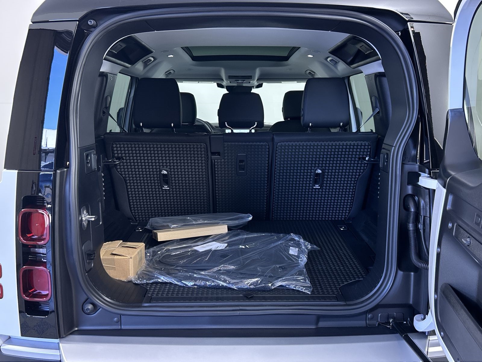 2025 Land Rover Defender 110 S photo 27