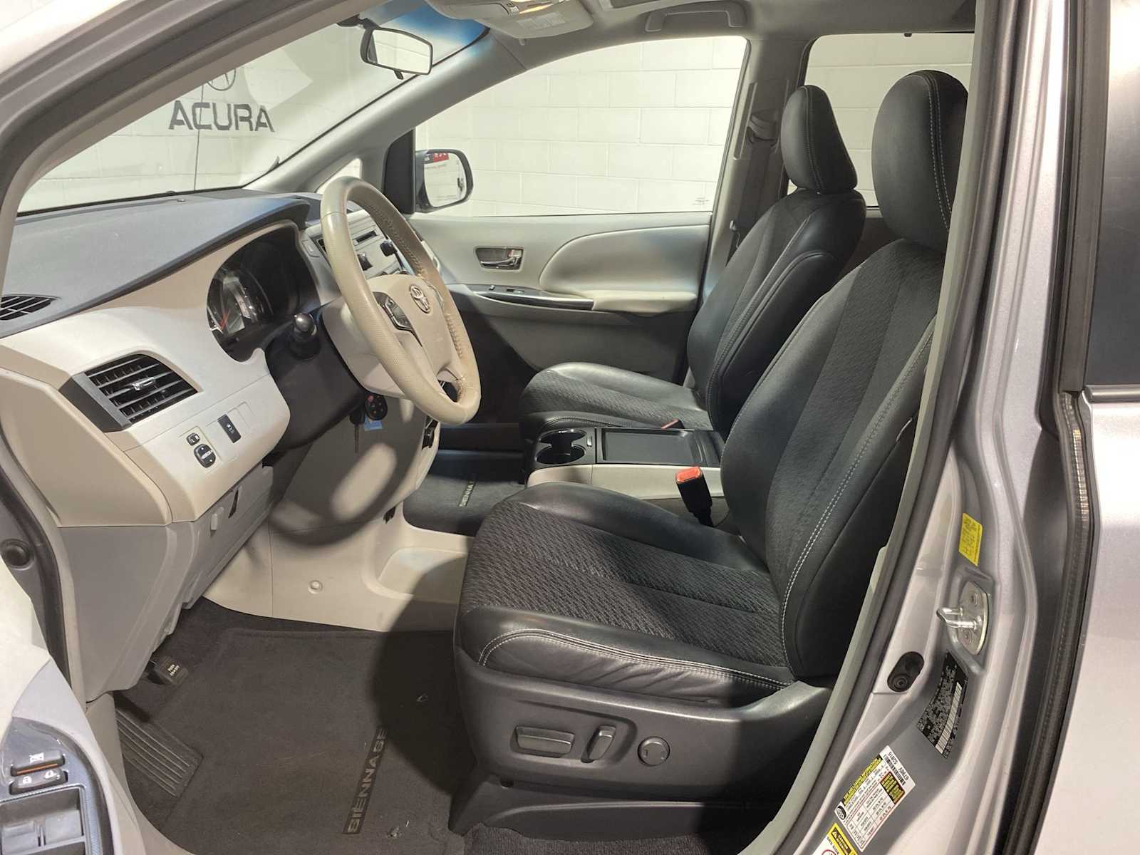 2011 Toyota Sienna SE photo 2