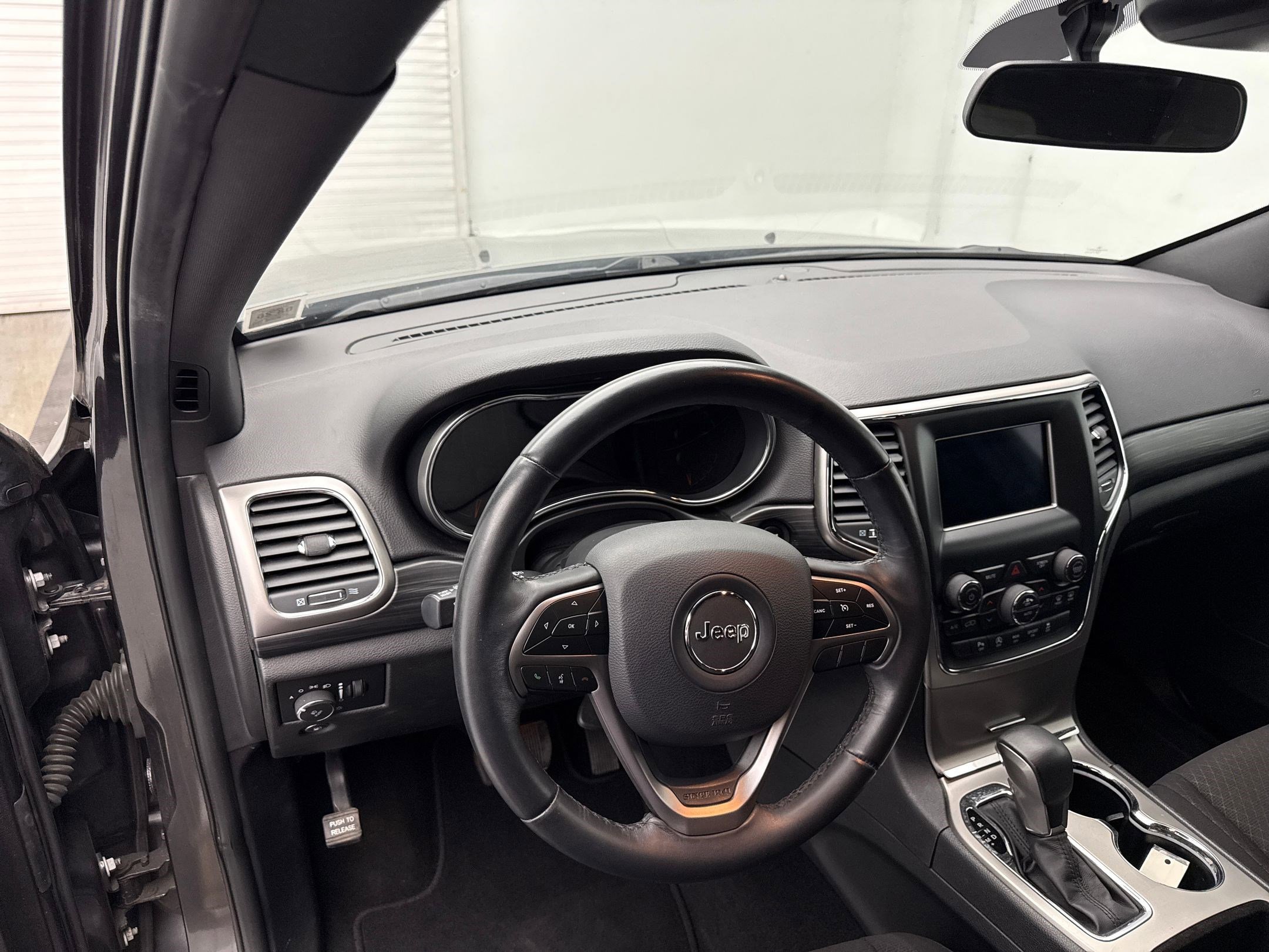 2019 Jeep Grand Cherokee Laredo E photo 3