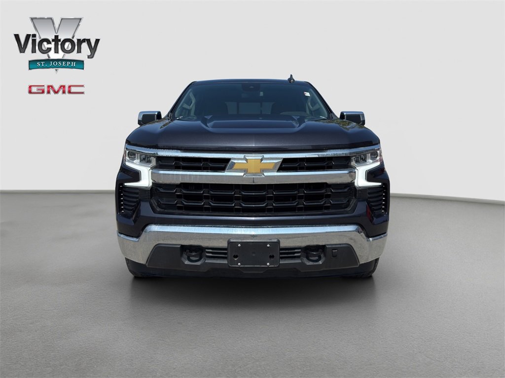 2022 Chevrolet Silverado LT photo 2