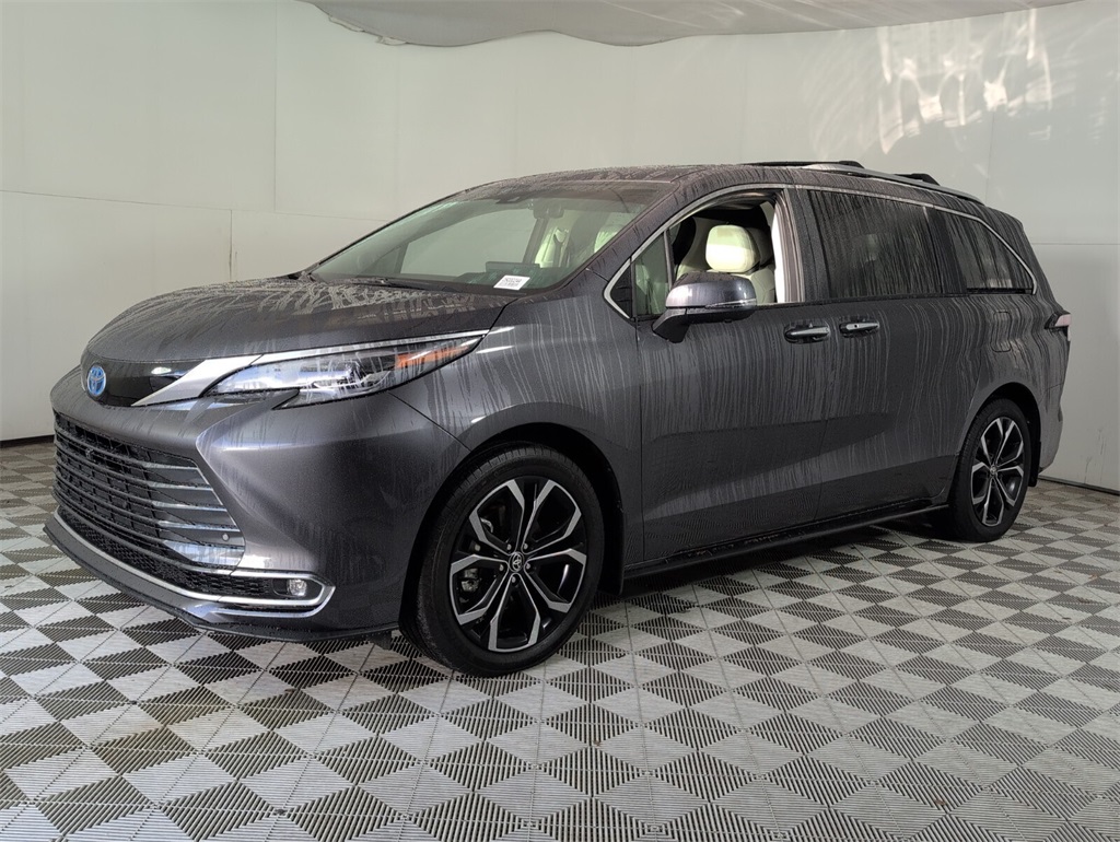 2025 Toyota Sienna Platinum photo 4
