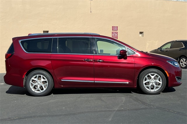 2020 Chrysler Pacifica Touring L photo 2