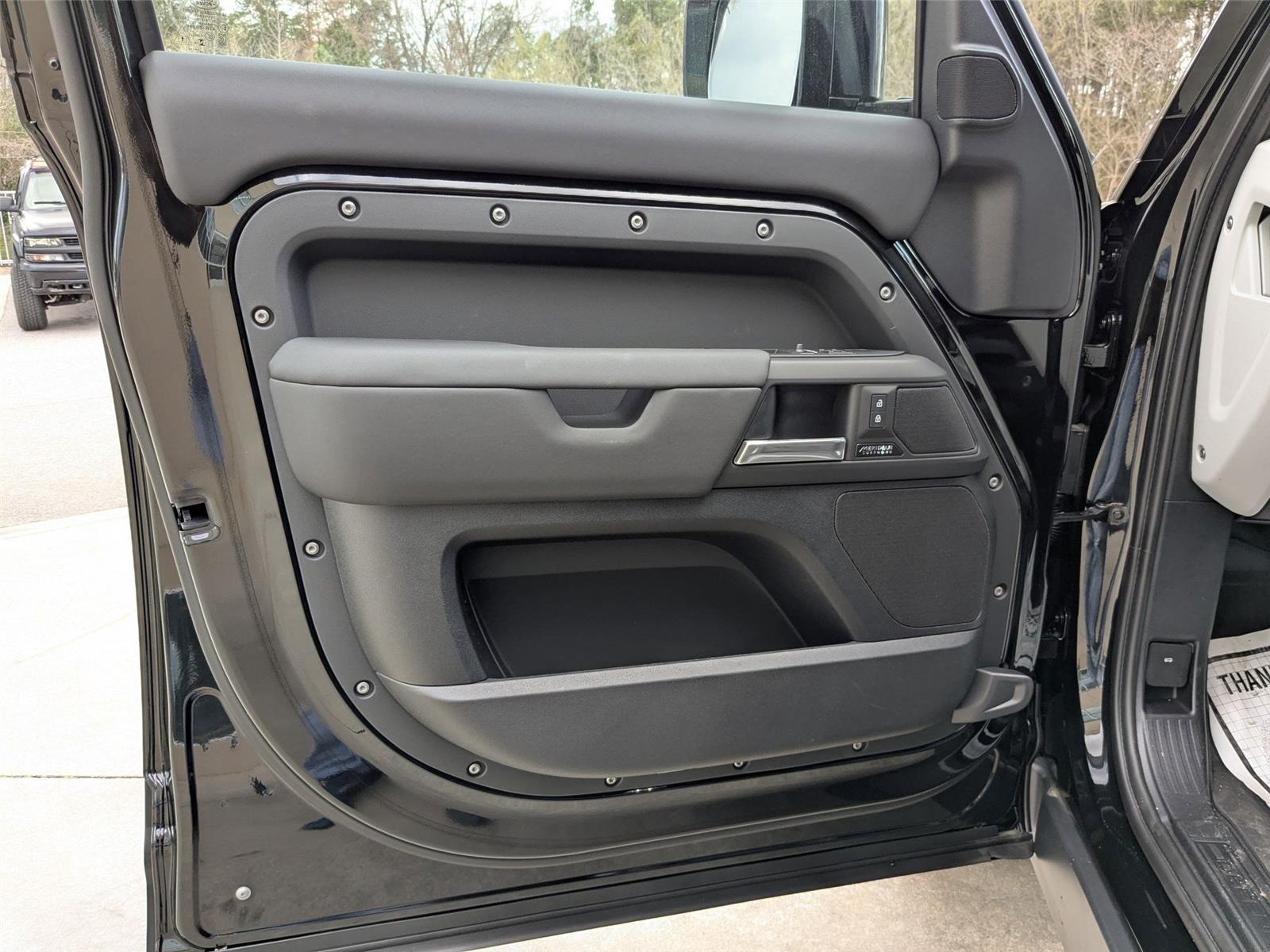 2025 Land Rover Defender 110 X-Dynamic SE photo 10