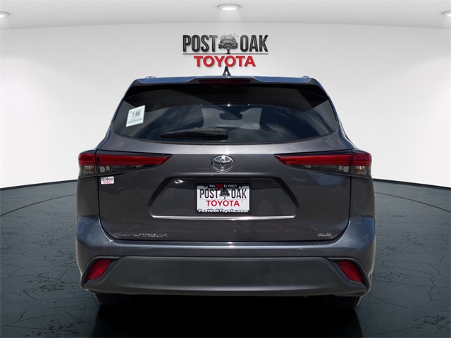 2021 Toyota Highlander XLE photo 3
