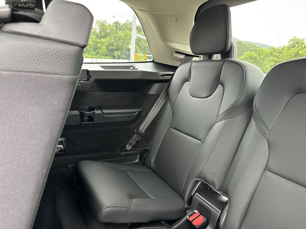 2025 Volvo XC90 Core photo 38