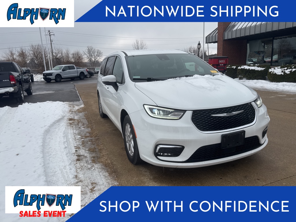 2023 Chrysler Pacifica Touring's photo