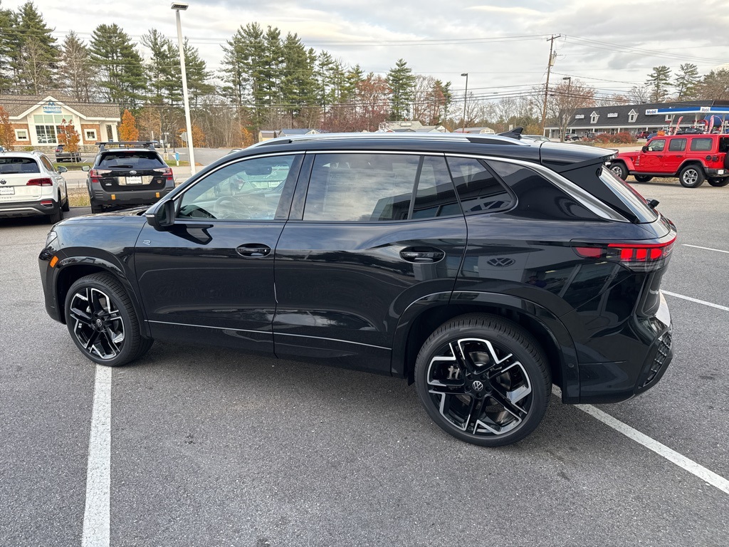 2026 Volkswagen Tiguan SEL R-Line photo 3
