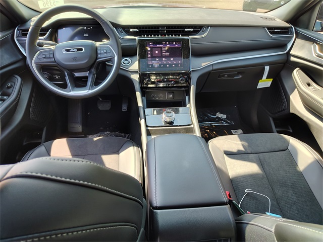 2025 Jeep Grand Cherokee Laredo Altitude photo 2