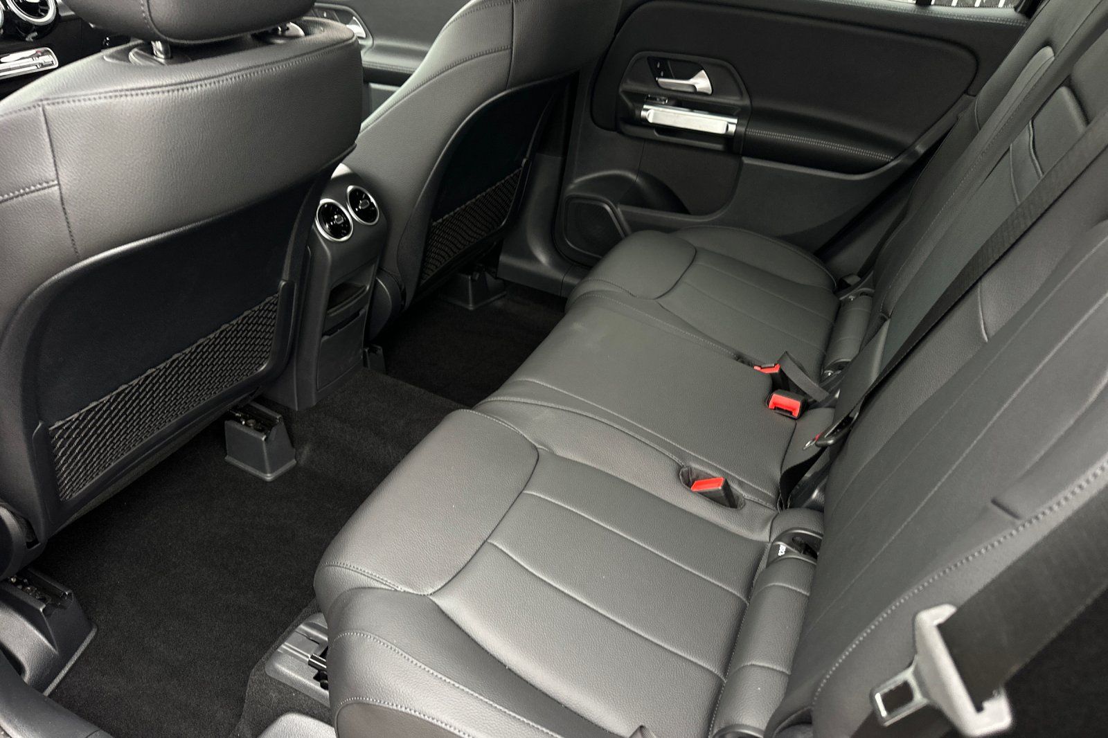 2025 Mercedes Benz GLB 250 photo 8