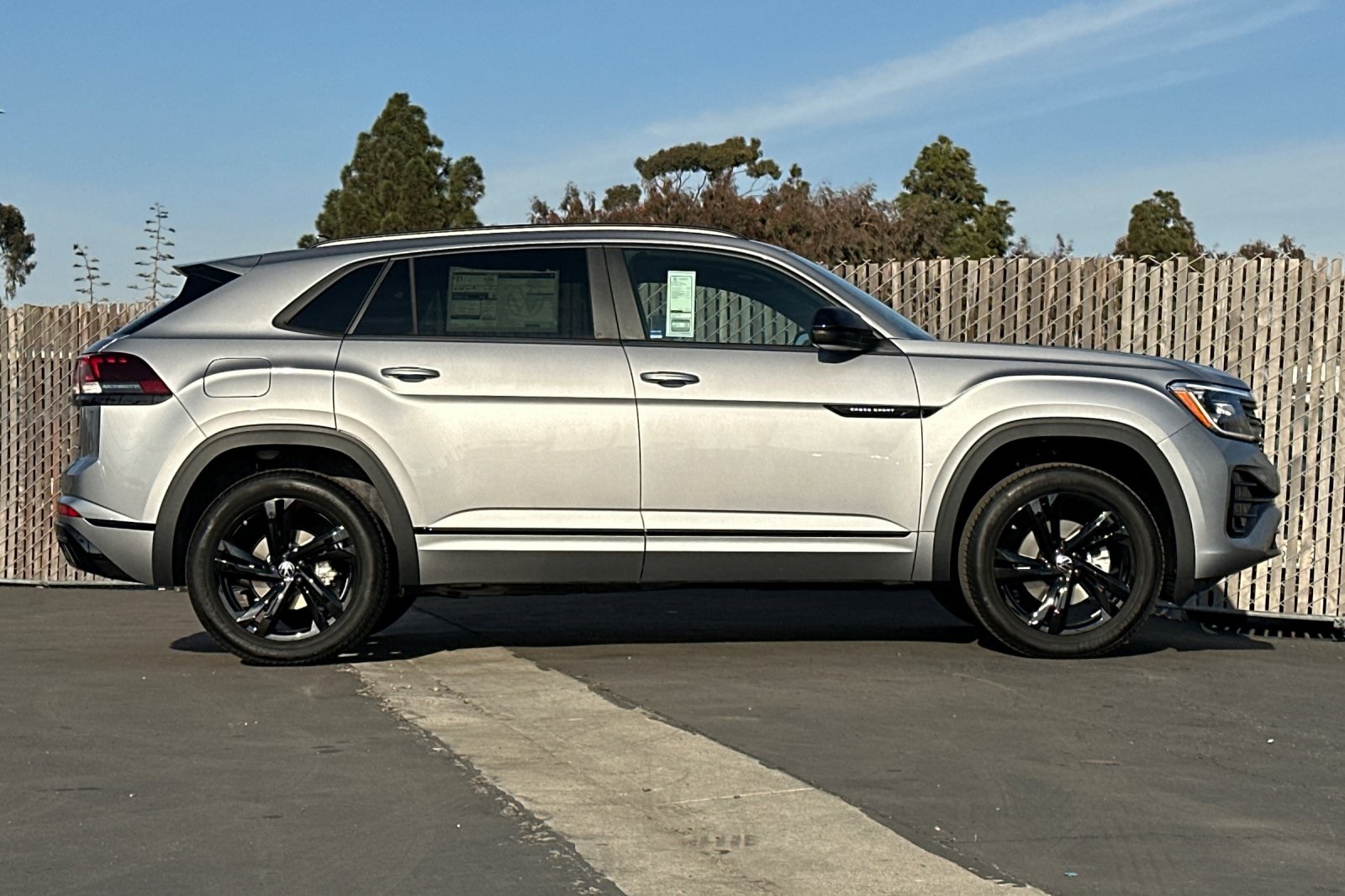 2025 Volkswagen Atlas Cross Sport SEL R-Line photo 4