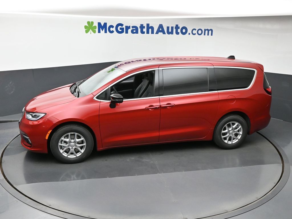 2026 Chrysler Pacifica photo 17