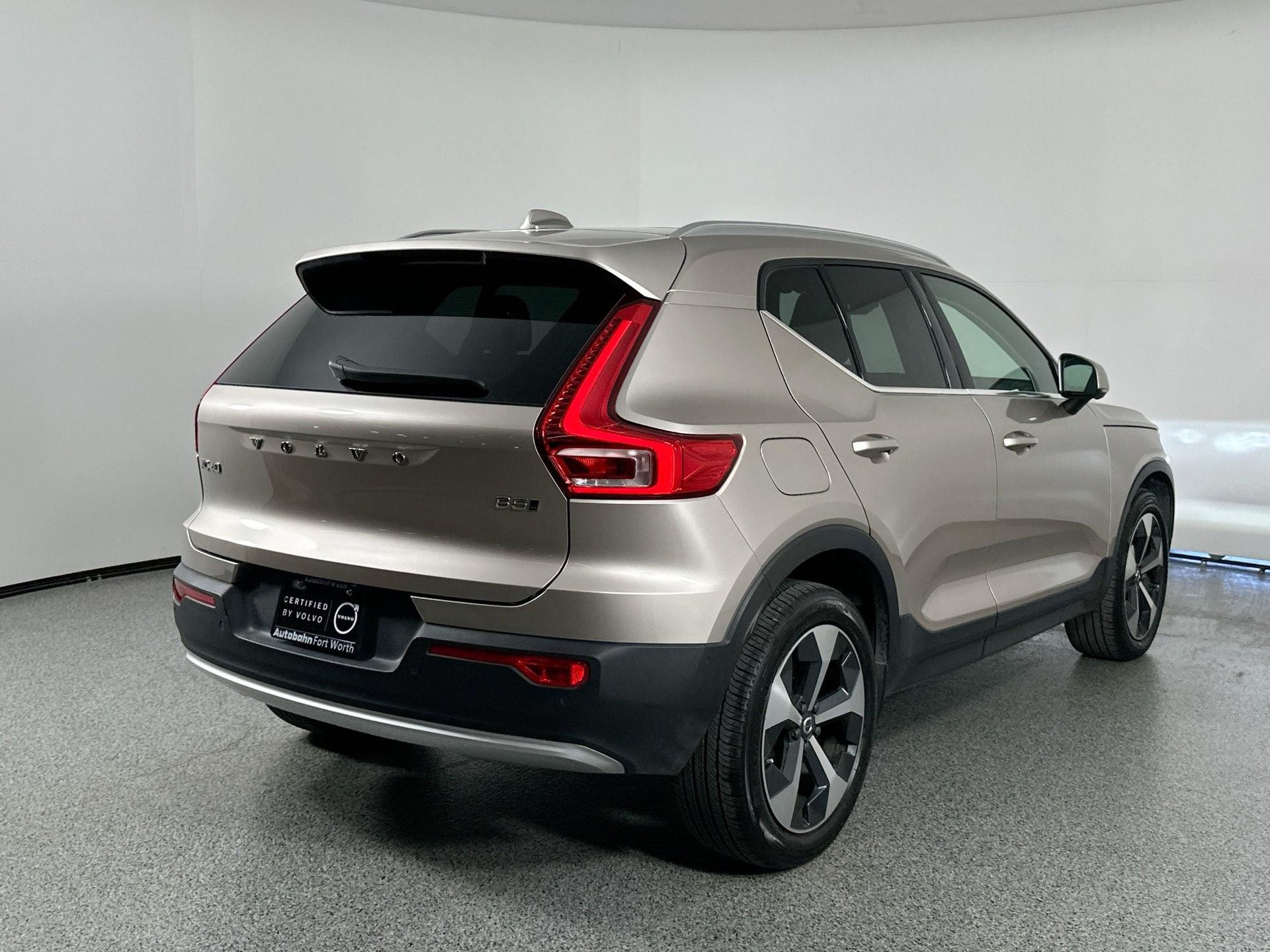 2024 Volvo XC40 Plus AWD photo 4