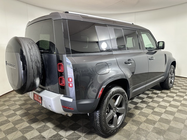 2025 Land Rover Defender 110 S photo 5