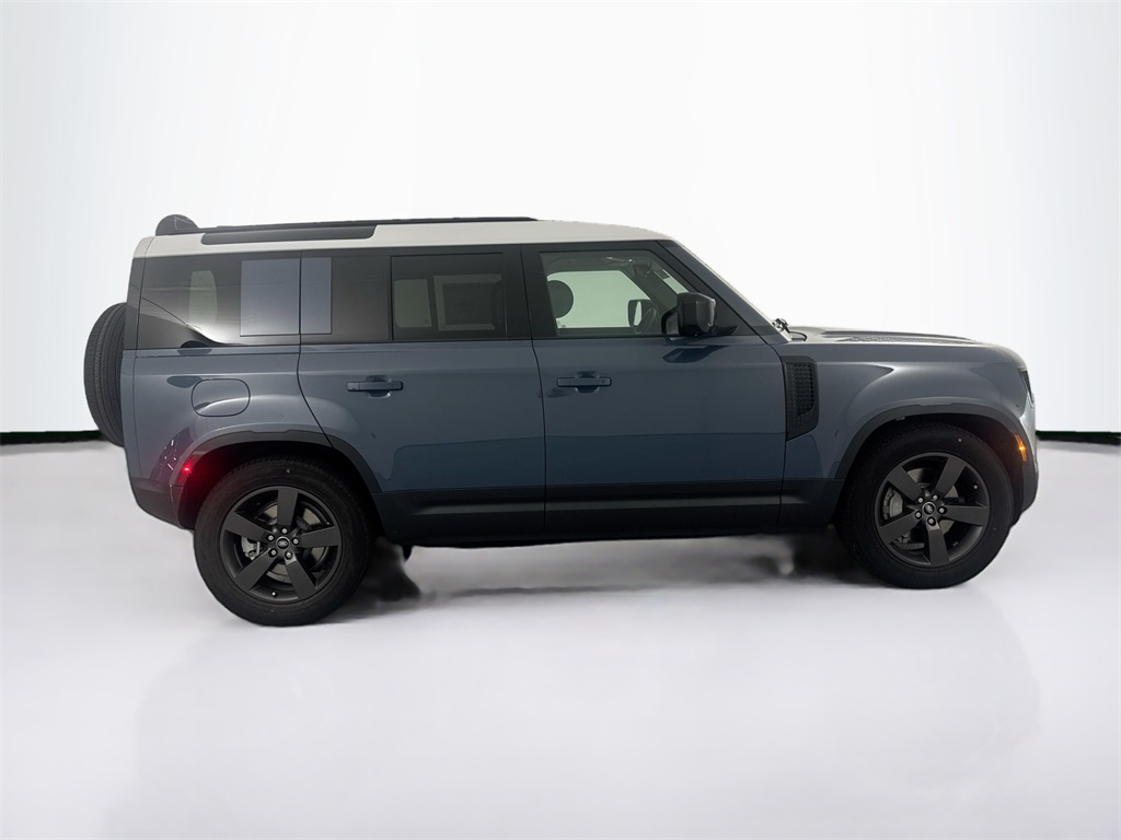 2025 Land Rover Defender 110 S photo 4