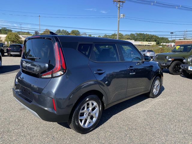2024 Kia Soul LX photo 2