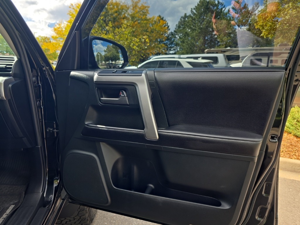 2016 Toyota 4Runner SR5 photo 17