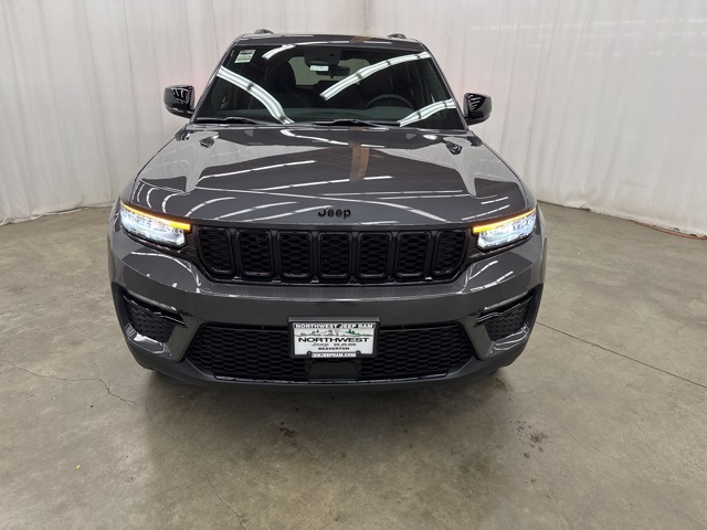 2025 Jeep Grand Cherokee Limited photo 2