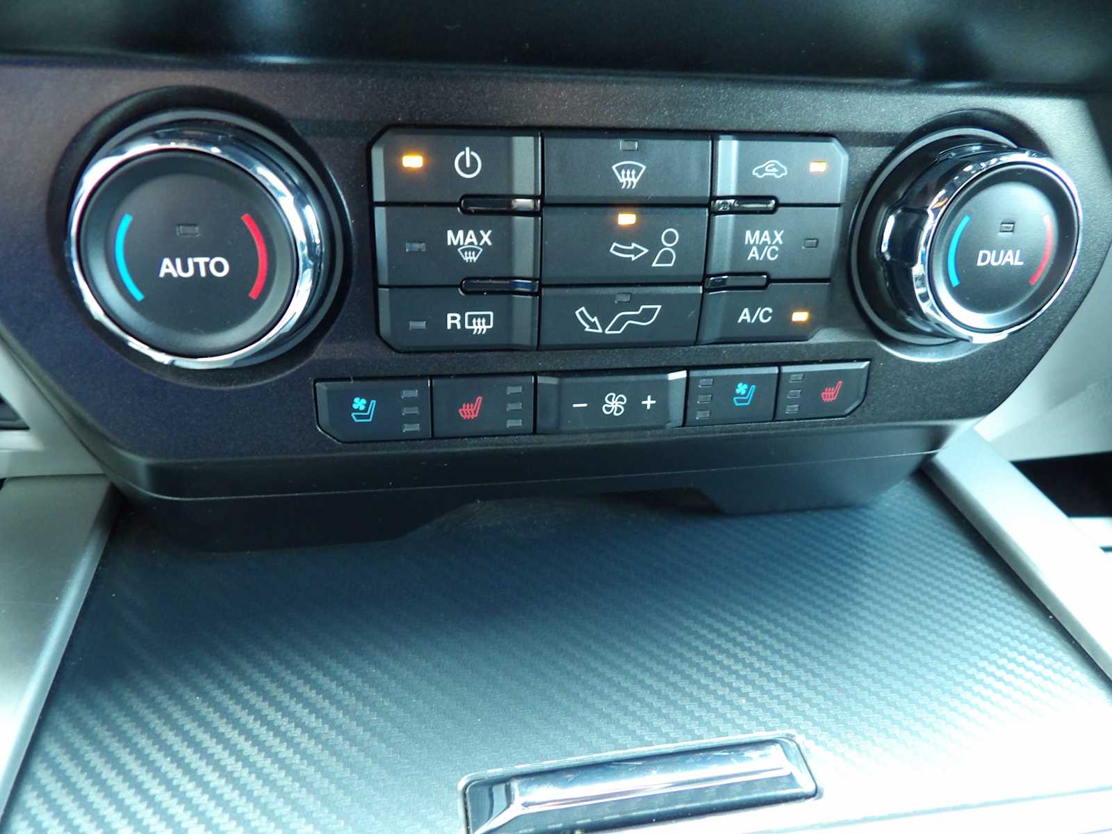2020 Ford F-150 Lariat photo 25