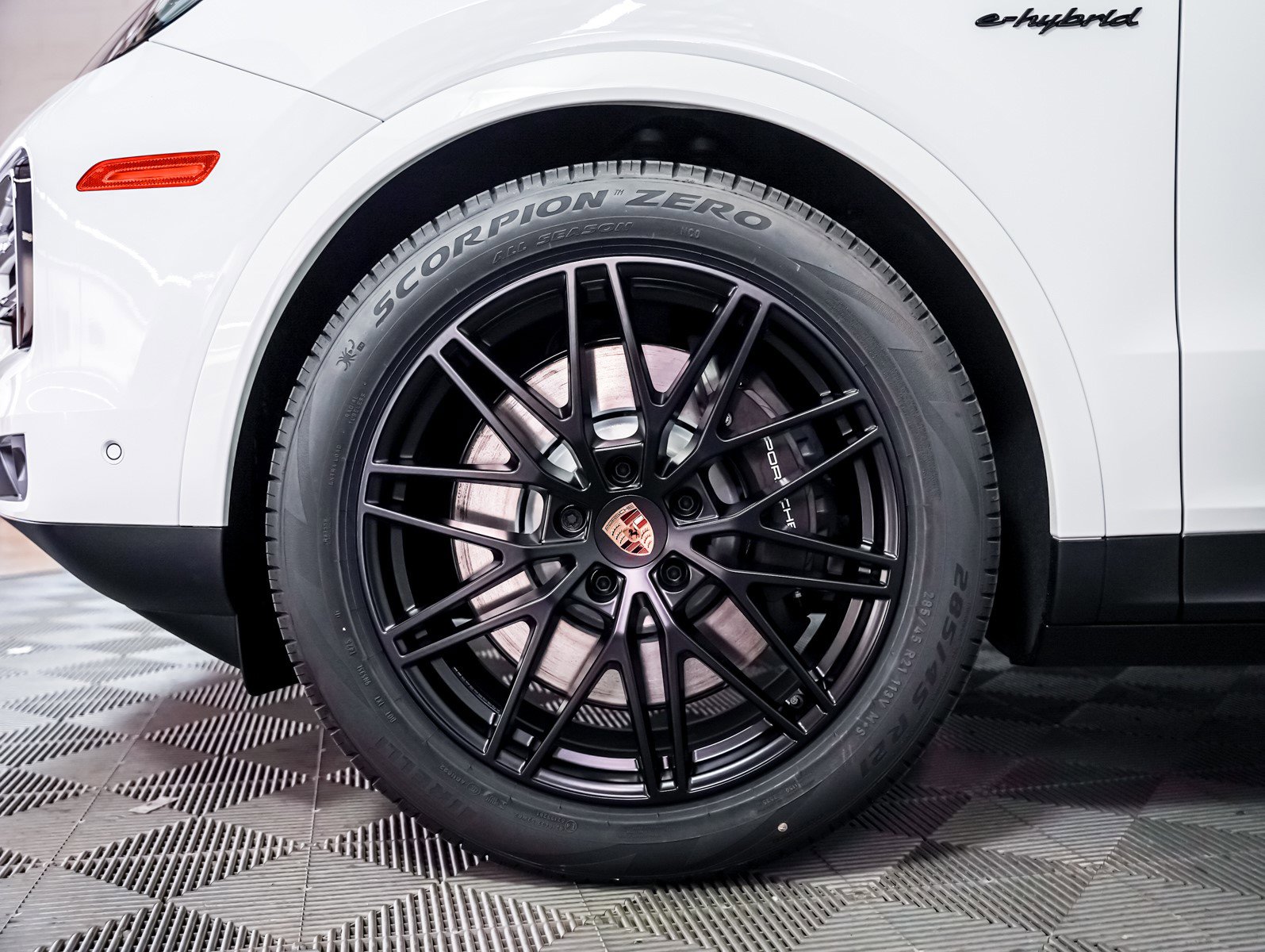 2025 Porsche Cayenne E-Hybrid Coupe photo 14