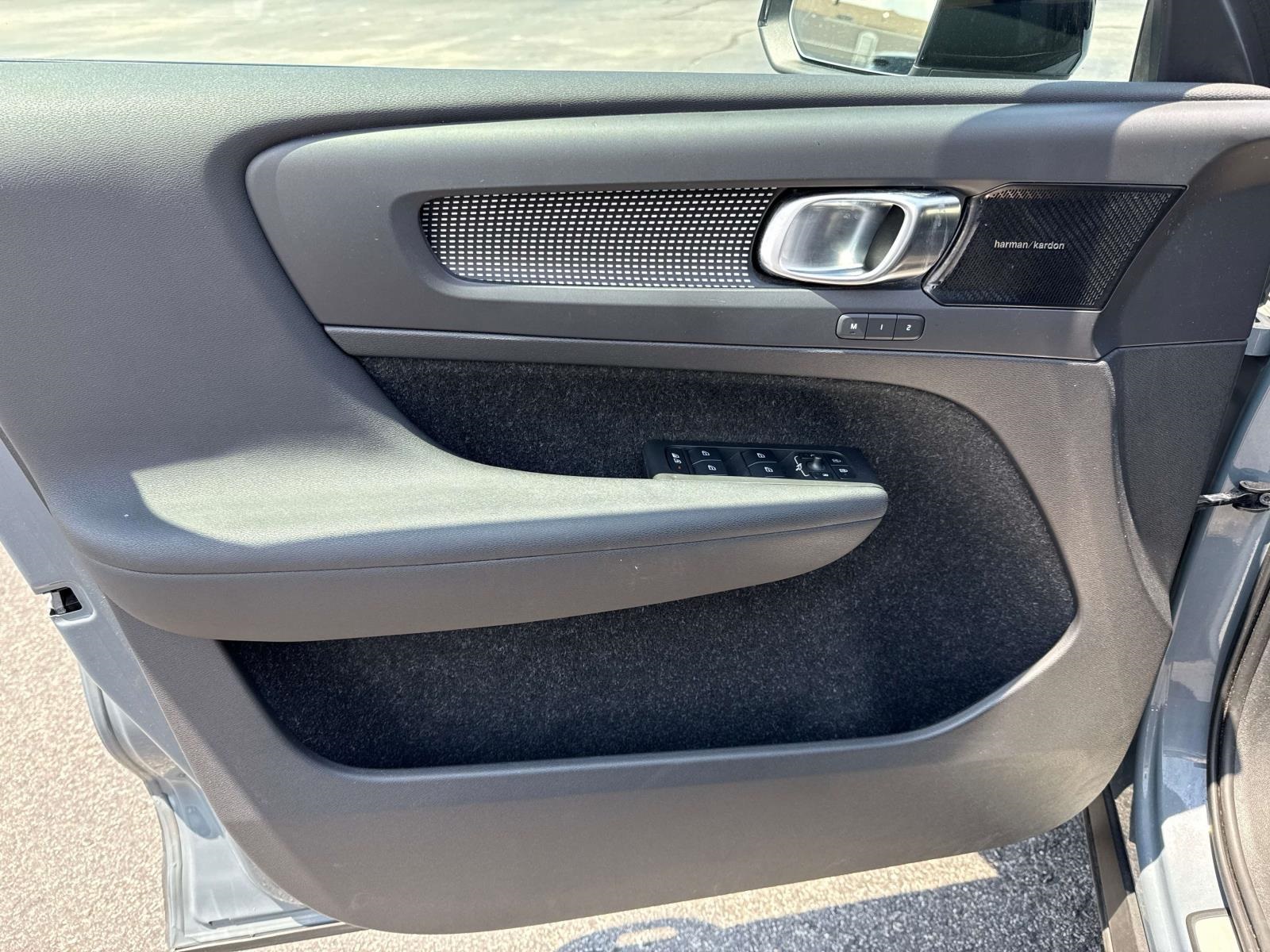 2021 Volvo XC40 R-Design photo 17
