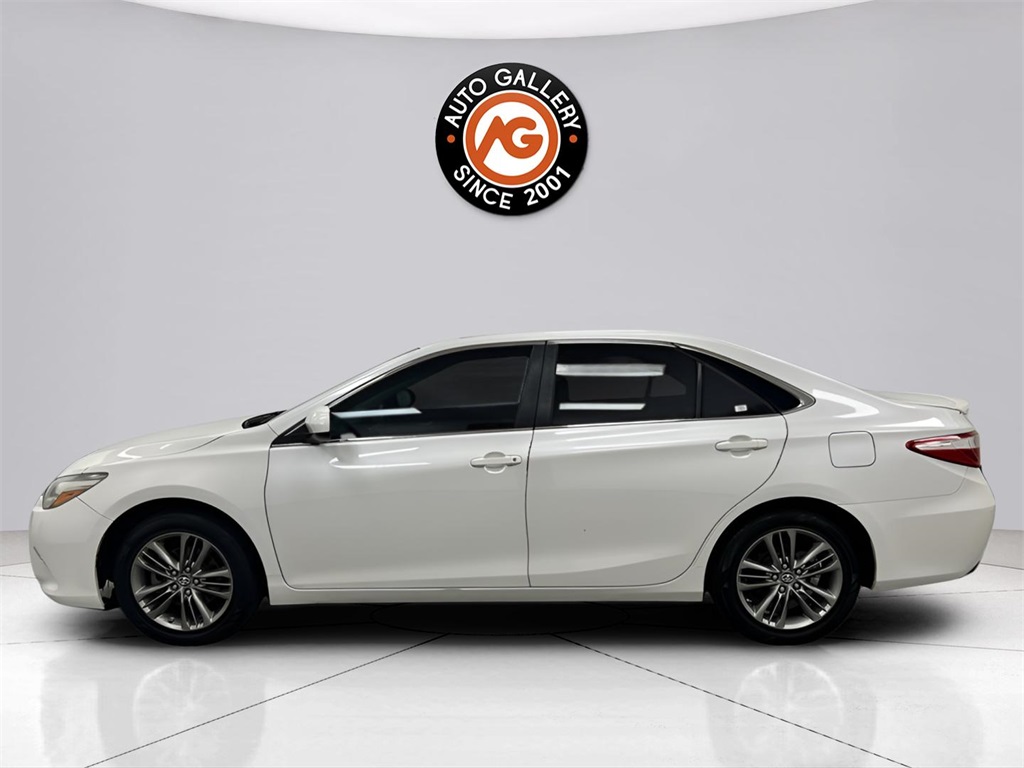 2017 Toyota Camry SE photo 4