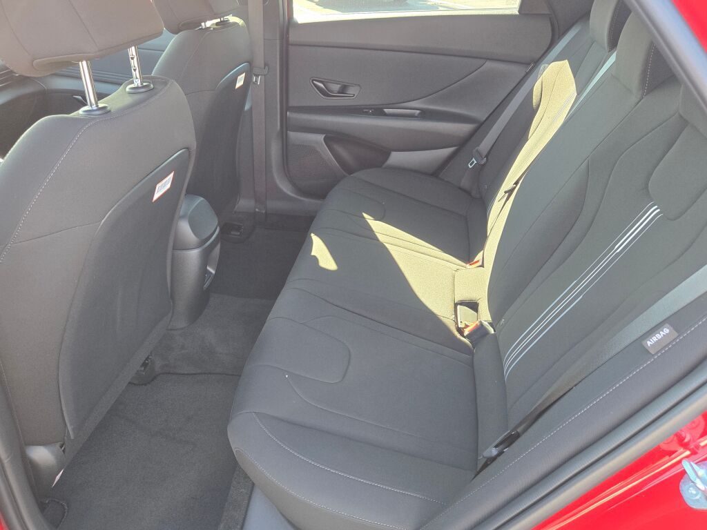 2025 Hyundai Elantra SEL Sport photo 12