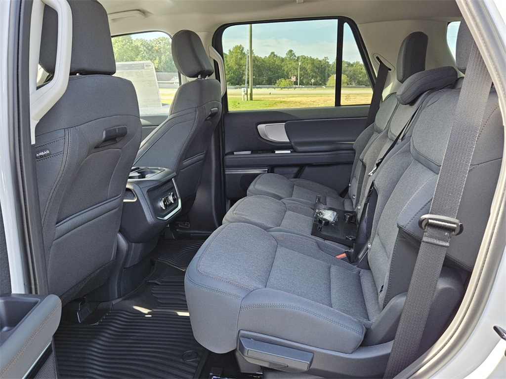 2025 Ford Expedition photo 3