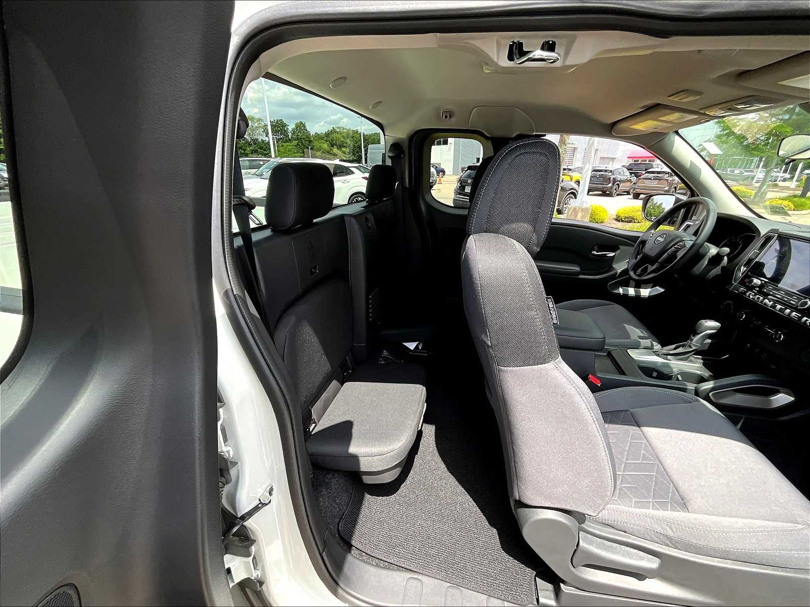 2025 Nissan Frontier SV photo 16