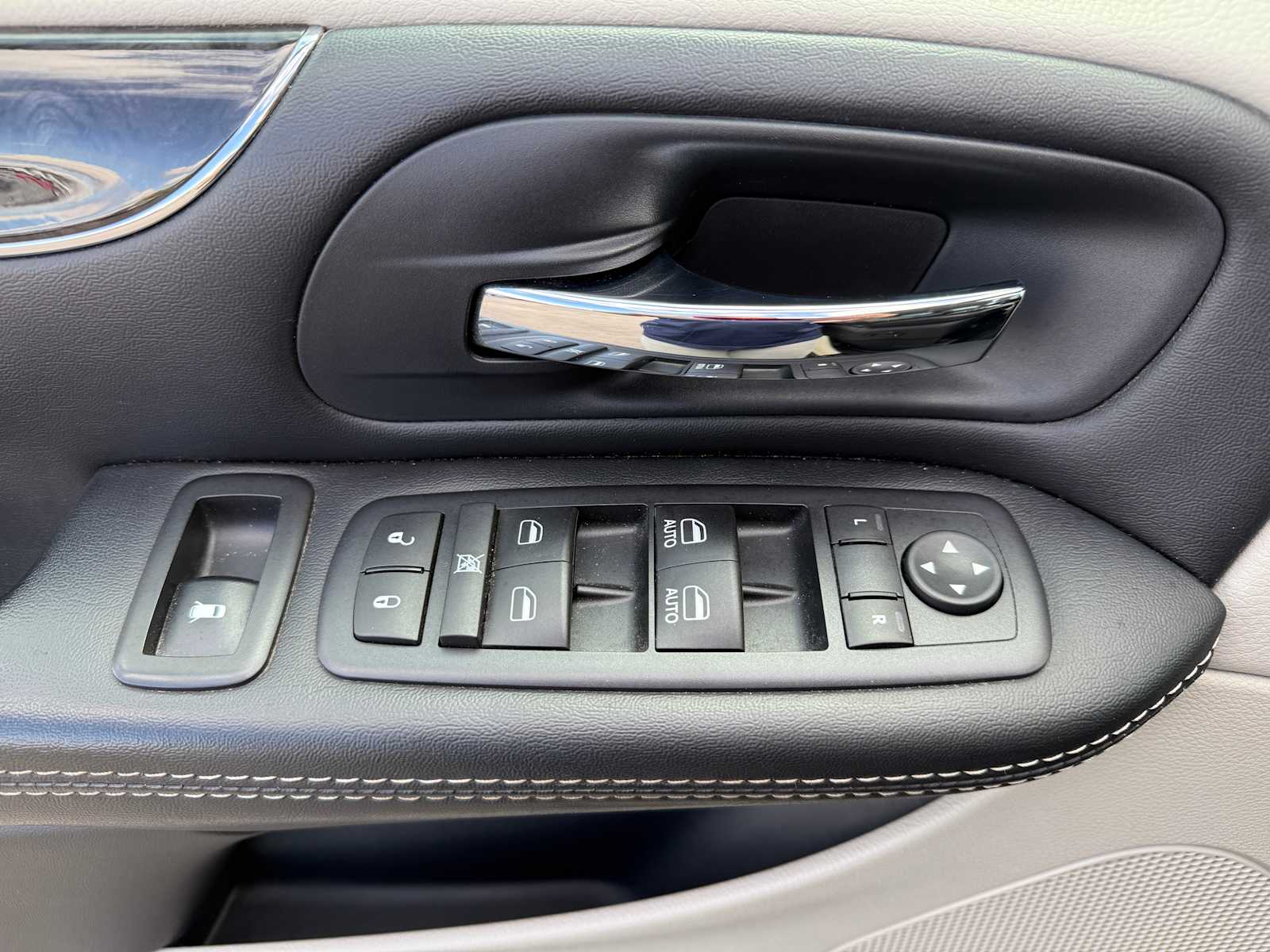 2016 Chrysler Town & Country Touring photo 14