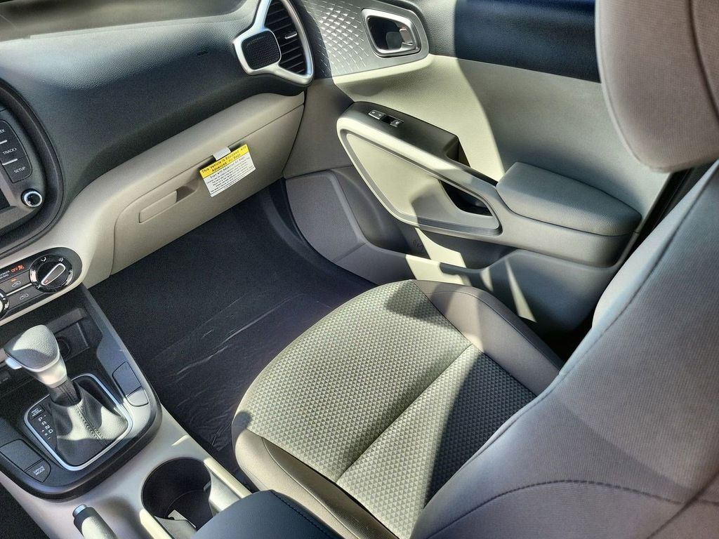 2025 Kia Soul LX S photo 17