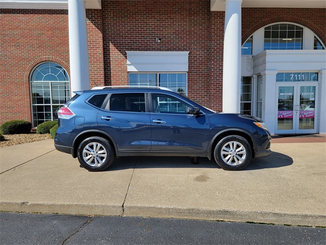 2016 Nissan Rogue SV photo 2