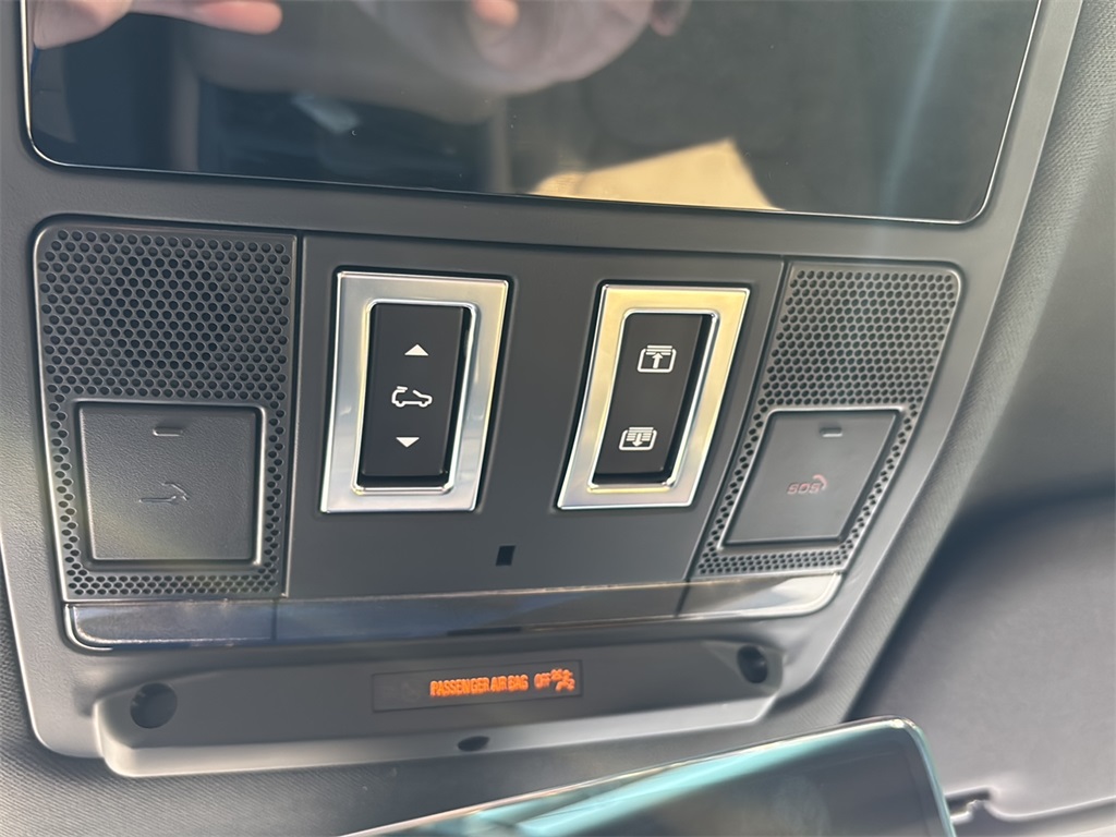 2025 Land Rover Defender 130 X-Dynamic SE photo 28