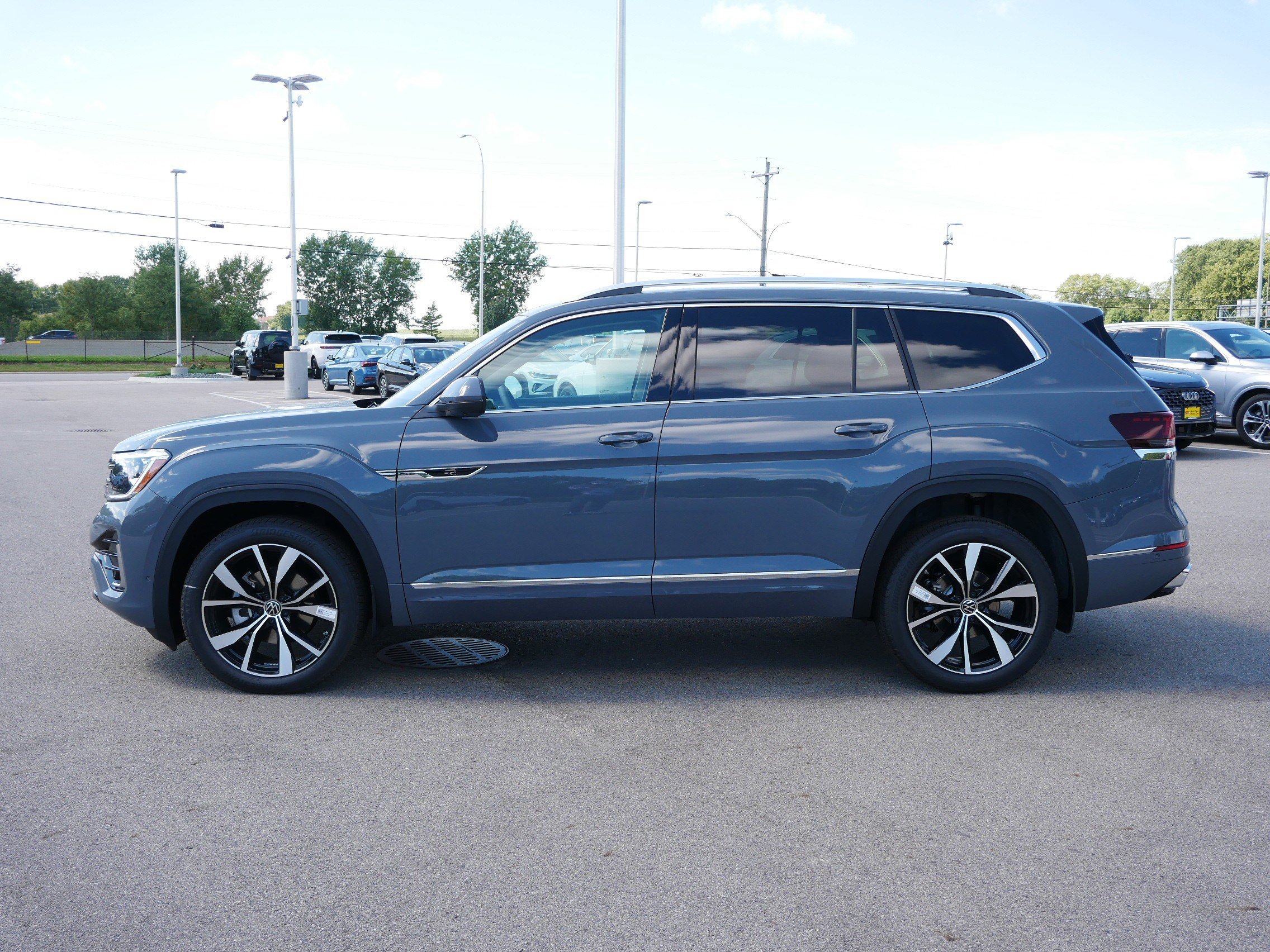 2025 Volkswagen Atlas SEL Premium R-Line photo 3