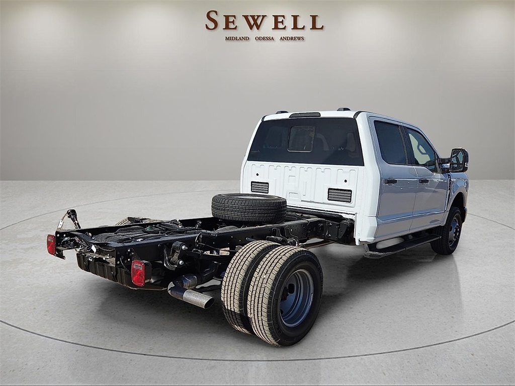 2026 Ford F-350 Super Duty Chassis Cab XL's photo