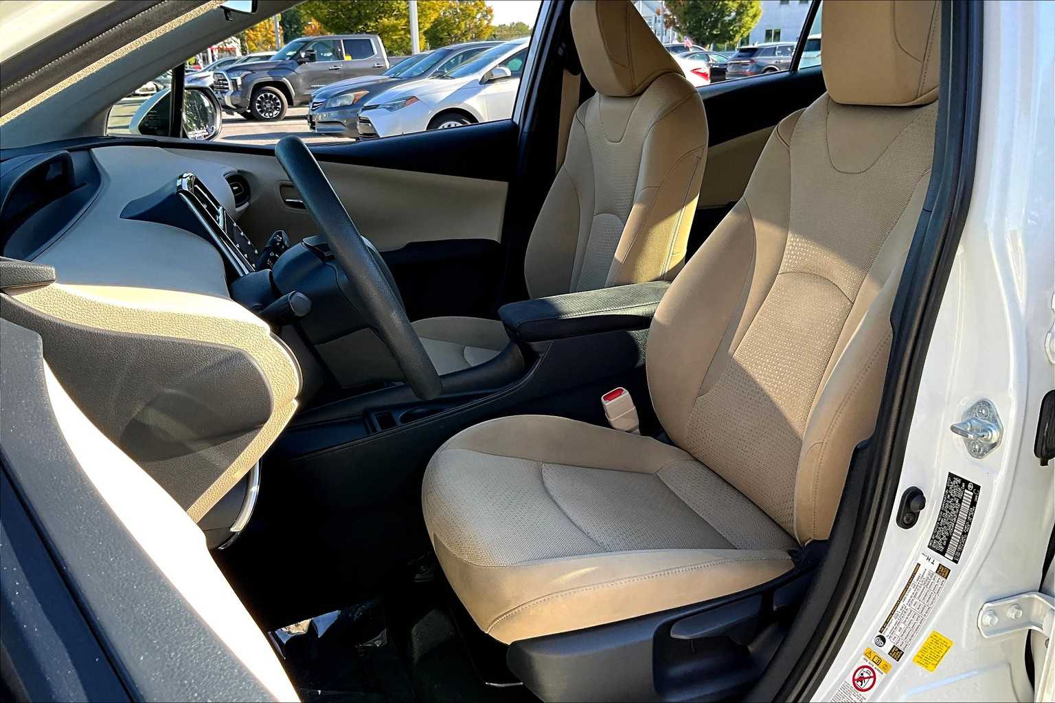 2022 Toyota Prius LE photo 7