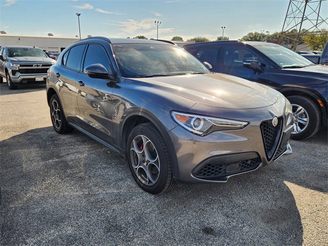 2022 Alfa Romeo Stelvio Base's photo