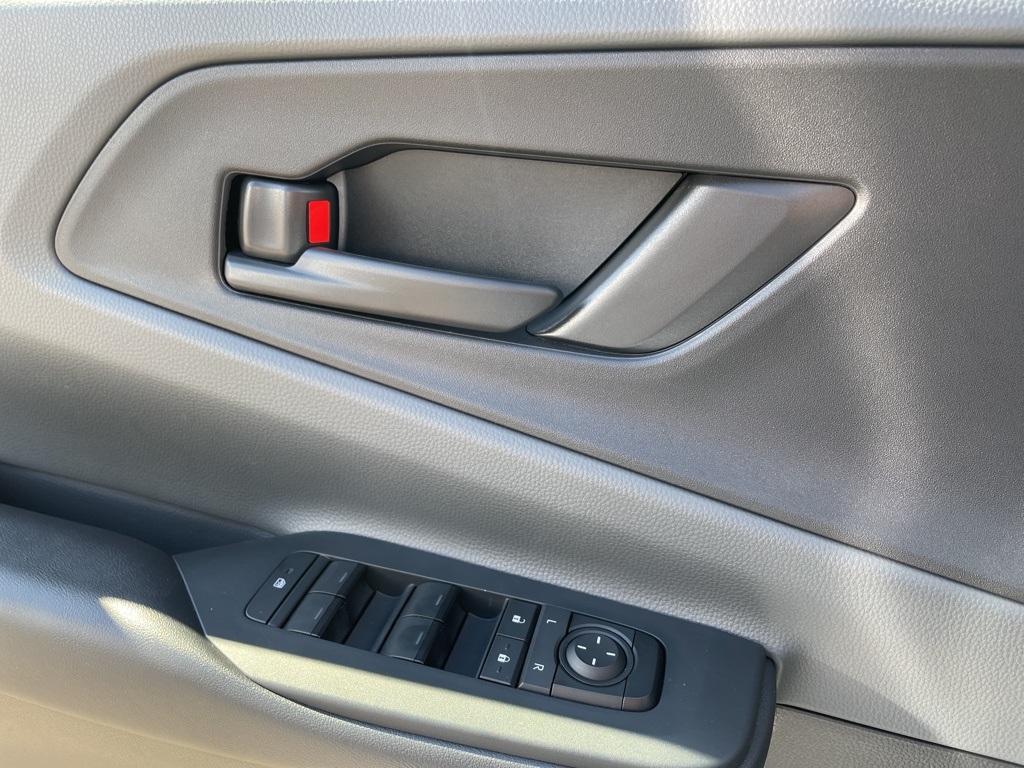 2025 Toyota Prius LE photo 8