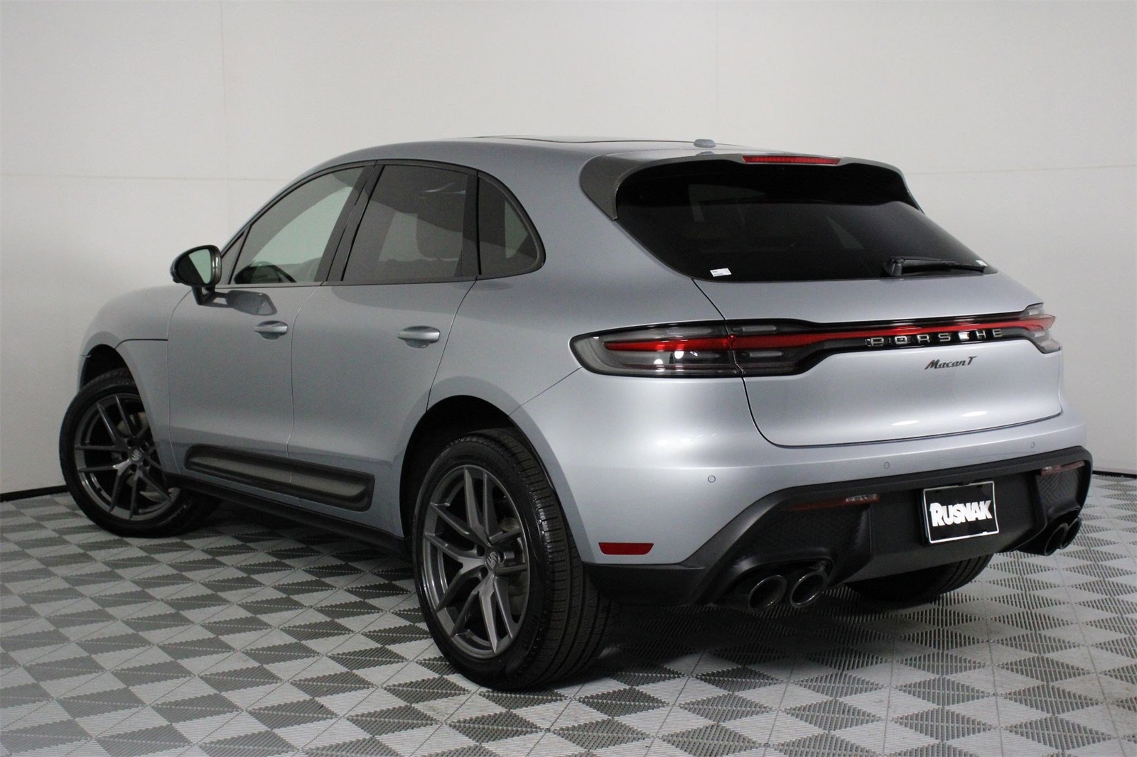 2025 Porsche Macan T photo 3
