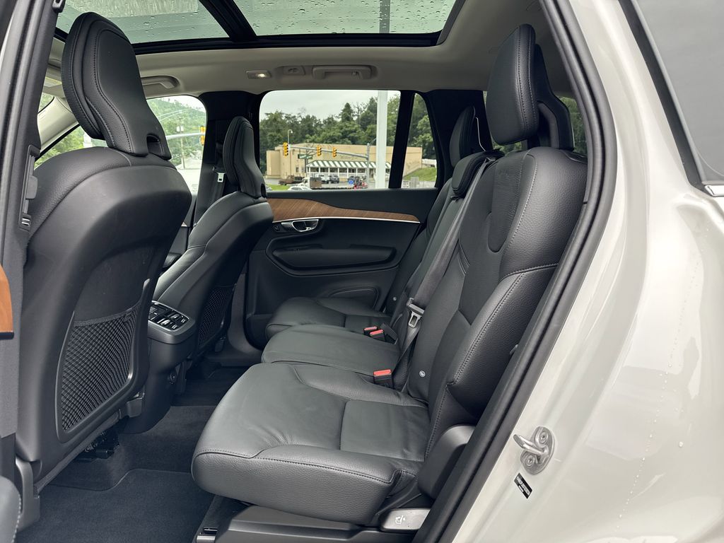 2025 Volvo XC90 Core photo 11