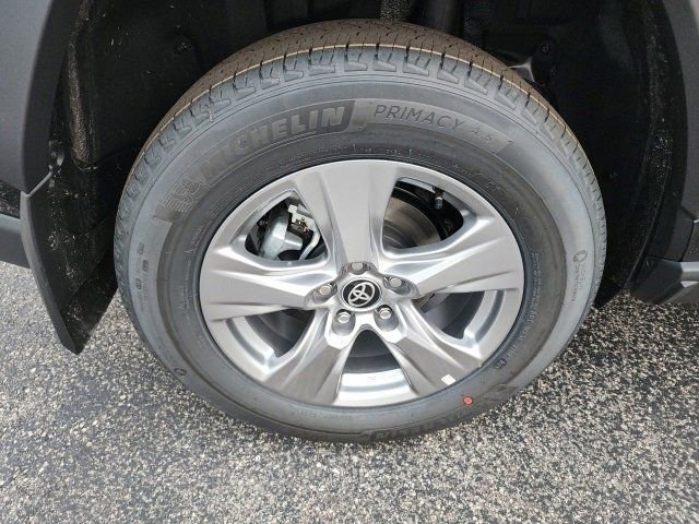 2025 Toyota RAV4 XLE photo 8