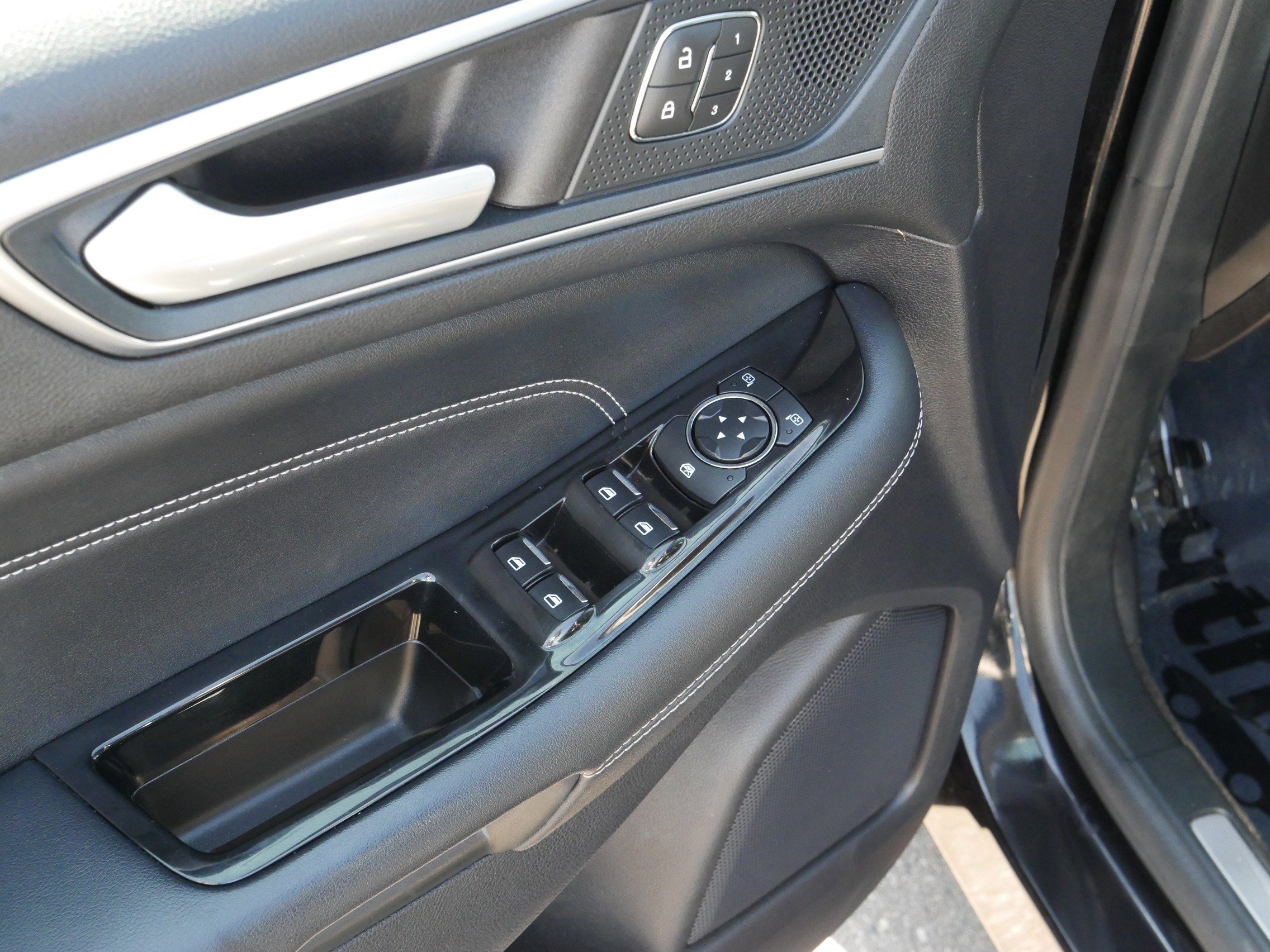 2019 Ford Edge Titanium photo 16