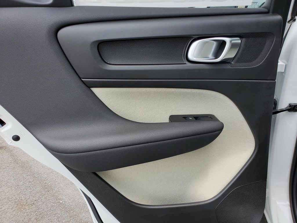 2026 Volvo XC40 photo 13