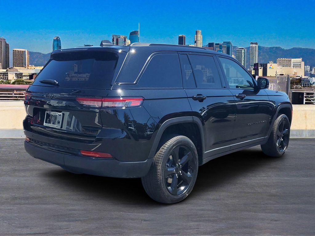 2025 Jeep Grand Cherokee Limited photo 3
